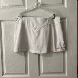Nike woman's sz XL white tennis skirt . VG used condition.